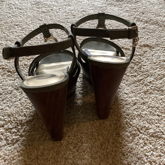 Guess sandals  size 7 - Picture 3 of 4